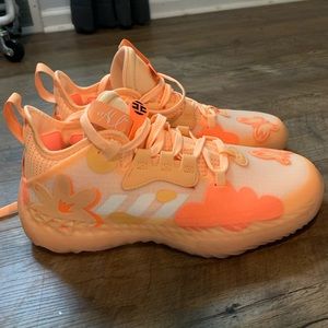 I am selling my basketball shoes. It’s a brand new shoe, and I never used it.